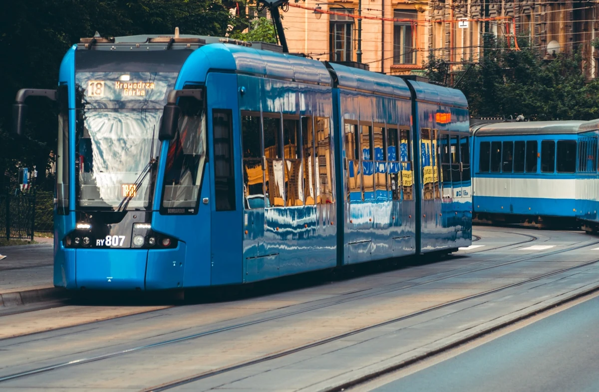 Autokar turystyczny zderzył się z tramwajem w centrum Krakowa. Jedna osoba została ranna.