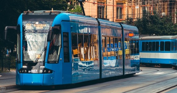 Autokar turystyczny zderzył się z tramwajem w centrum Krakowa. Jedna osoba została ranna.