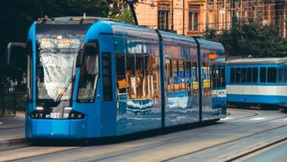 Zderzenie tramwaju z autokarem w Krakowie