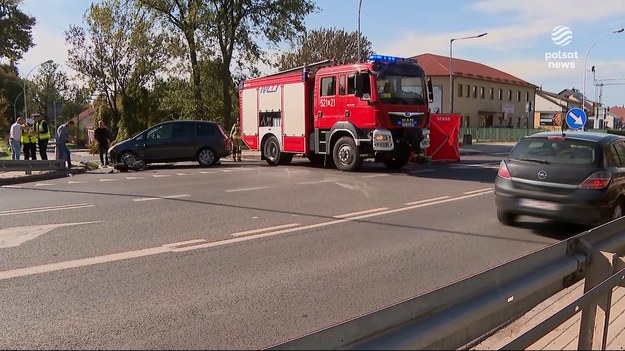 Tragedia na pasach. W Przeworsku na Podkarpaciu zginął 6-letni chłopiec potrącony przez samochód. Za kierownicą siedział 18-latek - był trzeźwy. Chłopiec przez przejście przechodził razem z tatą i starszą siostrą. Mężczyzna odprowadzał dzieci do szkoły.Materiał dla "Wydarzeń" przygotował Marcin Piotr Wrona.