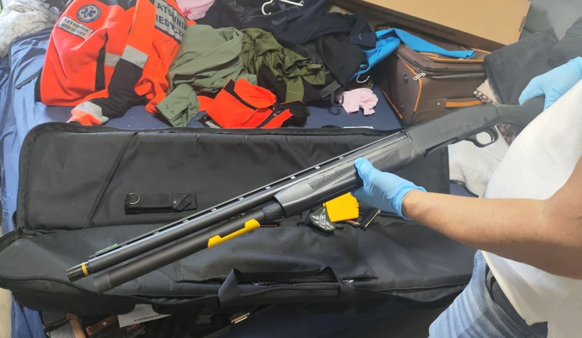 Sceny jak z filmu sensacyjnego rozegrały się na warszawskiej Woli. Mężczyzna powiadomił policjantów o tym, że został wciągnięty do samochodu, wywieziony do lasu i okradziony... przez policjantów - informuje reporter RMF MAXX Przemysław Mzyk. Sprawcy, którzy podszywali się pod funkcjonariuszy, zostali zatrzymani. Grozi im nawet 20 lat więzienia.