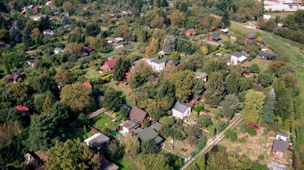 Połowa warszawskich ogródków działkowych może być zagrożona - alarmują działkowcy. Chodzi o zmiany w planach zagospodarowania przestrzennego i bardzo atrakcyjne tereny, na które z pewnością znaleźliby się chętni. Do sprawy odniosły się władze Warszawy oraz Ministerstwo Rozwoju i Technologii. Czy działkowcy mają się czego obawiać? O tym Marcin Szumowski.