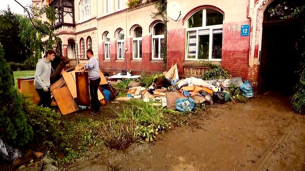 Na terenach dotkniętych przez powódź trwa wyścig z czasem, bo zalane budynki trzeba osuszyć przez zimą. Niestety często wilgoci nie widać gołym okiem i samo użycie specjalistycznego osuszacza może nie wystarczyć. Niektóre szkody mogą ujawnić się po bardzo długim czasie - dlaczego? Wyjaśni Adrianna Borowicz.  