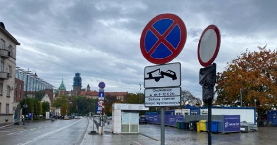 W środę z ul. Straszewskiego i Powiśle w Krakowie odholowano ponad 20 samochodów. W mieście obowiązuje - do soboty - zakaz noszenia broni. Wszystko to z powodu piątkowego spotkania na Wawelu grupy Arraiolos, zrzeszającej prezydentów państw UE.