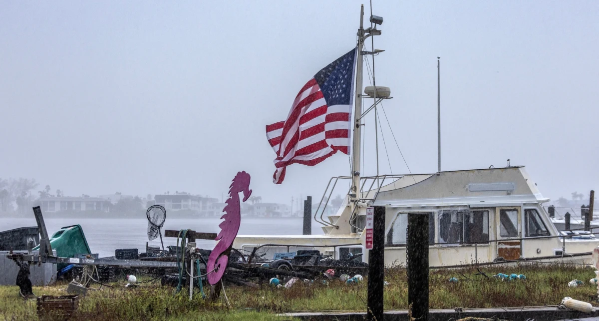 Ekstremalnie silny wiatr, ulewne opady deszczu, ale przede wszystkim wysoki na prawie cztery metry przypływ sztormowy - to zagrożenia towarzyszące nadciągającemu nad Florydę huraganowi 4. kategorii w skali Saffira-Simpsona Milton. Choć cyklon tropikalny przed uderzeniem w ląd jeszcze wytraci na sile, to mieszkańcy przygotowują się na najgorsze. I dobrze, bo są ku temu podstawy.