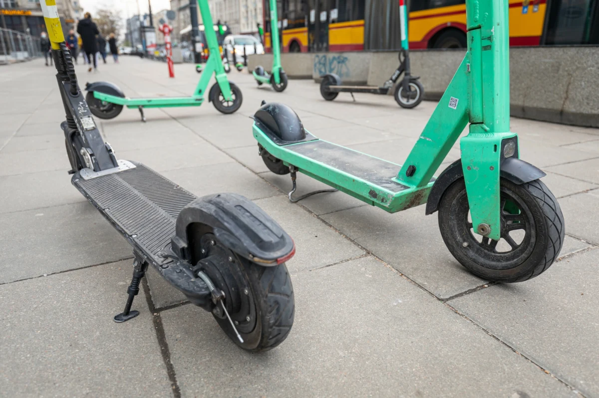 Sąd rodzinny i nieletnich zajmie się 14-latkiem, który w Zamościu wjechał w szybę przystanku autobusowego. Co więcej, przewoził 17-letniego pasażera. Do wypadku doszło, ponieważ nastolatek nie wyhamował i chciał uniknąć zderzenia z pieszymi. 