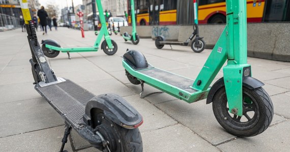 Sąd rodzinny i nieletnich zajmie się 14-latkiem, który w Zamościu wjechał w szybę przystanku autobusowego. Co więcej, przewoził 17-letniego pasażera. Do wypadku doszło, ponieważ nastolatek nie wyhamował i chciał uniknąć zderzenia z pieszymi. 