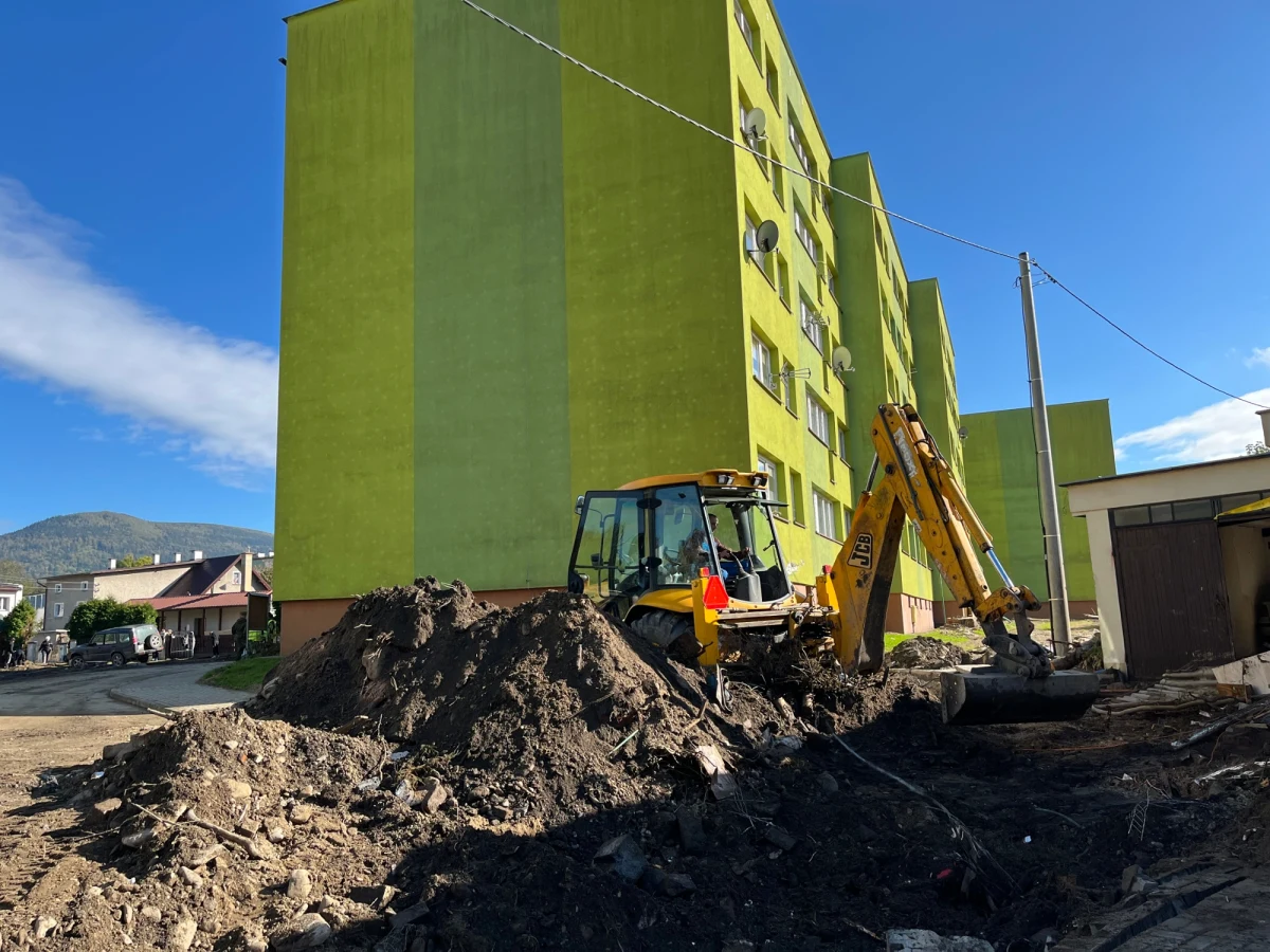 Blisko 700 osób z zielonych bloków w centrum Stronia Śląskiego wciąż nie może wrócić do swoich domów. Woda zniszczyła wszystkie przyłącza. Ewakuowani mieszkają w pensjonacie przy zboczu Czarnej Góry w Siennej. 