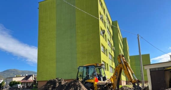 Blisko 700 osób z zielonych bloków w centrum Stronia Śląskiego wciąż nie może wrócić do swoich domów. Woda zniszczyła wszystkie przyłącza. Ewakuowani mieszkają w pensjonacie przy zboczu Czarnej Góry w Siennej. 