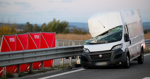 Dwie osoby zginęły po tym, jak bus wjechał w ciężarówkę, stojącą na drodze do polsko-ukraińskiego przejścia granicznego w Medyce. Na miejscu wypadku pracuje policja. Droga krajowa nr 28 jest zablokowana. 