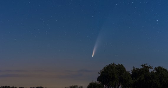 Dla lubiących nocne obserwacje nieba szykuje się nie lada gratka. Już niedługo, między 10 a 12 października będziecie mogli zaobserwować kometę C/2023 A3 (Tsuchinshan-ATLAS). Co ważne – ma być widoczna gołym okiem. „Trzeba pamiętać o tym, żeby nic nam nie zasłaniało horyzontu, bo obiekt będzie dość nisko” – mówi Adam Derdzikowski, koordynator planetarium i obserwatorium astronomicznego w Płońsku w rozmowie z reporterem RMF MAXX Kamilem Puternickim.