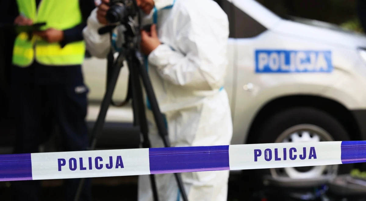 Do drastycznych scen doszło w jednym z domów przy ulicy Zodiakalnej w Olsztynie. Młody mężczyzna miał zadać swojemu 66-letniemu ojcu wiele ciosów nożem - dowiedział się reporter RMF FM Piotr Bułakowski. 21-latek sam powiadomił policję o tym, co zrobił, ale tłumaczył się obroną.