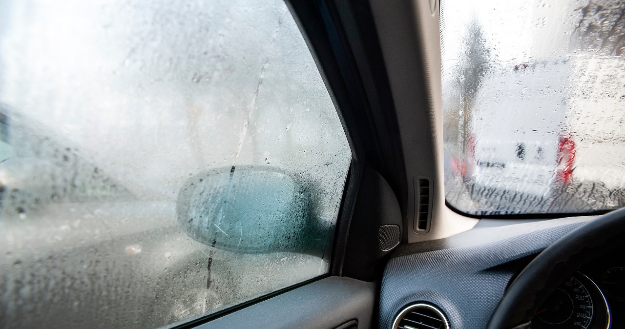 Nadchodzi sezon na parujące szyby w aucie. Warto zrobić jedną rzecz