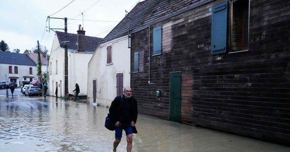 Jedna ofiara śmiertelna, poważne utrudnienia na kolei, brak prądu - to tylko niektóre ze skutków huraganu Kirk, który przeszedł przez Francję. Opady deszczu w Paryżu były największe od 1920 roku. 