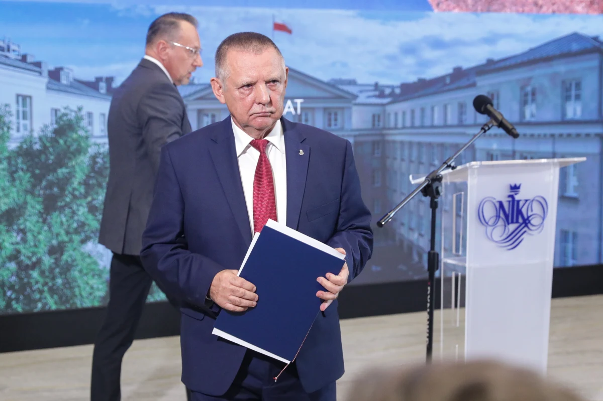 W MSZ funkcjonował nietransparentny i korupcjogenny mechanizm wpływania na konsulów ws. wydawania wiz. Stwierdzono 46 nieprawidłowości - powiedział prezes NIK Marian Banaś podczas prezentacji raportu dot. tzw. afery wizowej.