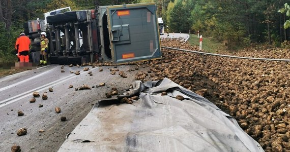 Mandatem został ukarany 34-letni kierowca ciężarówki, która wywróciła się na drodze wojewódzkiej pomiędzy Józefowem i Osuchami na Lubelszczyźnie. Z naczepy pojazdu wysypały się buraki cukrowe. 