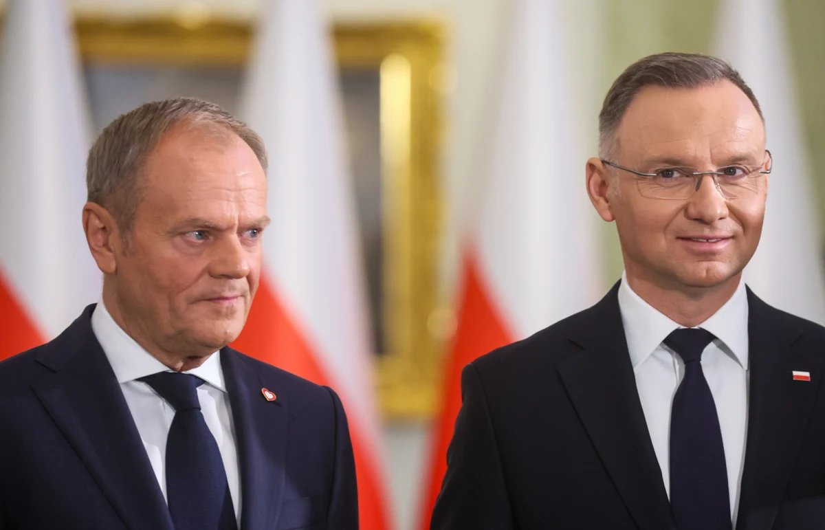 Internetowe starcie szefa rządu z prezydentem. "To, że prezydent Andrzej Duda wciąż blokuje nominacje ambasadorskie w takich krajach jak USA, Izrael, Ukraina czy przy NATO jest skrajnie nieodpowiedzialne" - ocenił premier Donald Tusk. Na wpis premiera zareagował w tej samej formie prezydent Duda. "Za nieobecność ambasadorów RP w USA, Ukrainie i szeregu innych państw odpowiedzialność ponosi wyłącznie Tusk i MSZ"  - napisał.