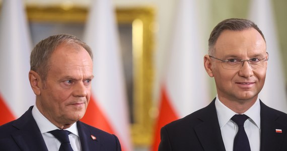 Internetowe starcie szefa rządu z prezydentem. "To, że prezydent Andrzej Duda wciąż blokuje nominacje ambasadorskie w takich krajach jak USA, Izrael, Ukraina czy przy NATO jest skrajnie nieodpowiedzialne" - ocenił premier Donald Tusk. Na wpis premiera zareagował w tej samej formie prezydent Duda. "Za nieobecność ambasadorów RP w USA, Ukrainie i szeregu innych państw odpowiedzialność ponosi wyłącznie Tusk i MSZ"  - napisał.