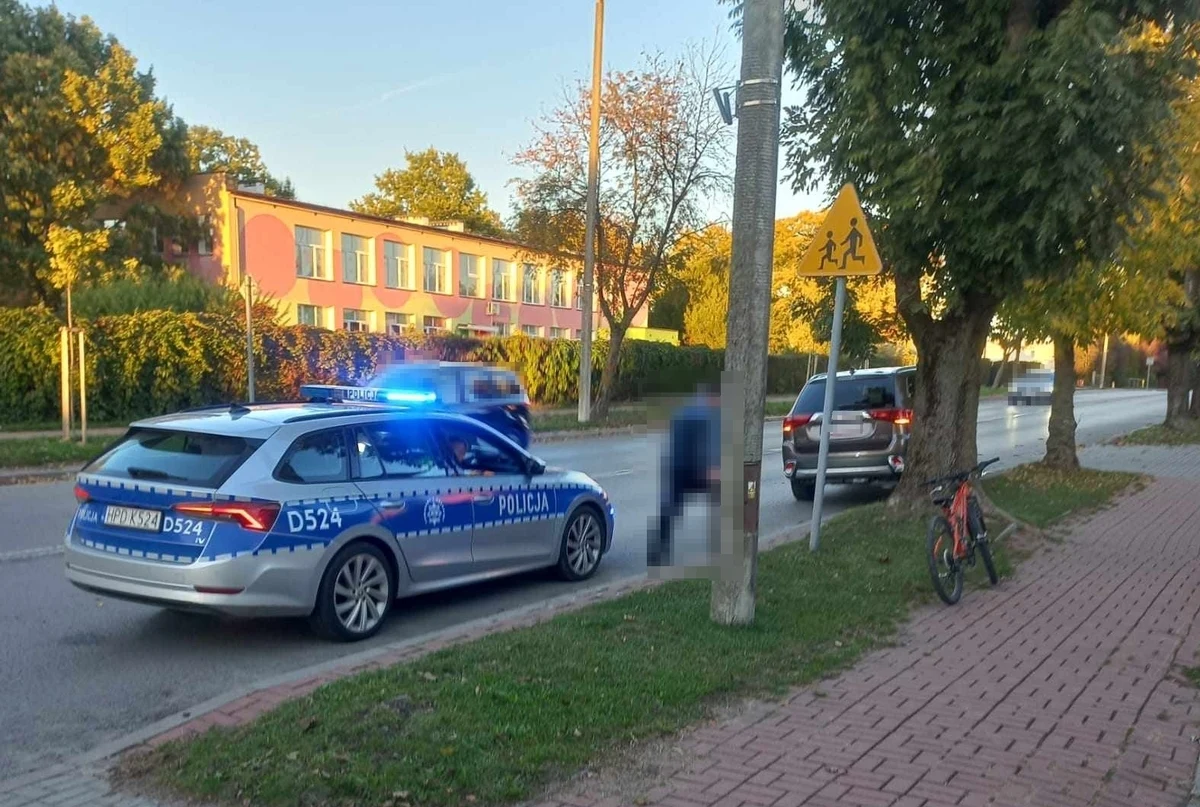 12-letni rowerzysta trafił do szpitala po tym, jak potrącił go samochód - mimo że miał pierwszeństwo. Do tego poważnego wypadku doszło na skrzyżowaniu ulic Słowackiego i Szpitalnej w Kraśniku. Wszystko zarejestrowała kamera miejskiego monitoringu.