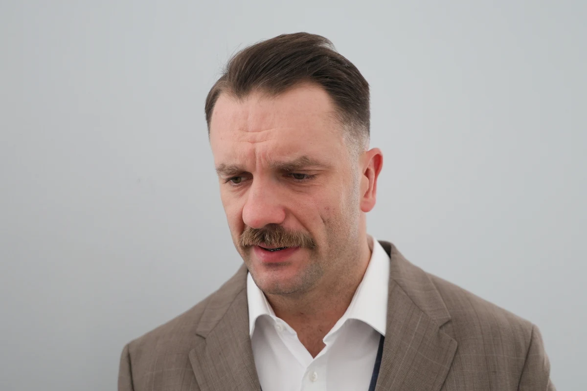 Poseł PiS Łukasz Mejza odwiedził dziś gabinet marszałka Sejmu Szymona Hołowni, by zapoznać się z wnioskiem prokuratury o uchylenie mu immunitetu. Wcześniej zapowiadał, że po przeczytaniu tego dokumentu podejmie decyzję o tym, czy sam zrzeknie się immunitetu. 