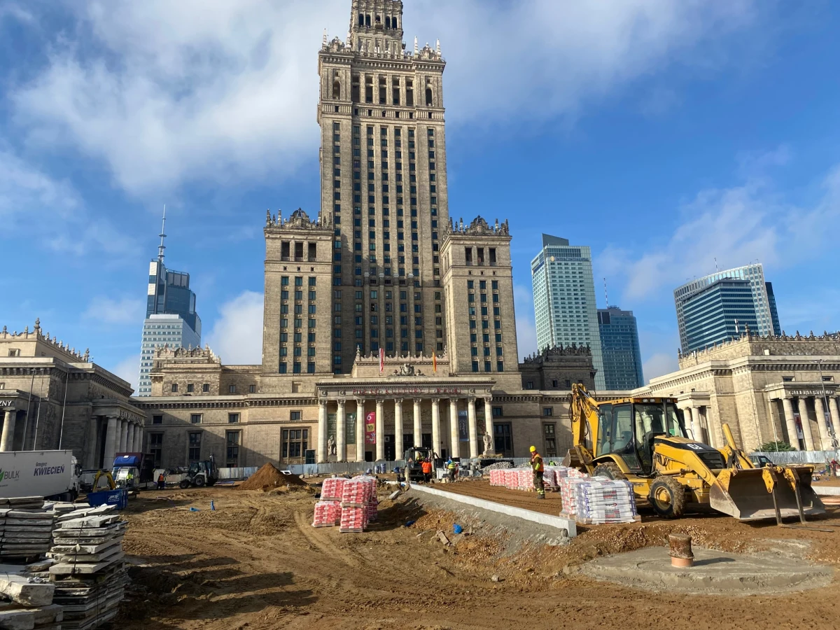 Późną wiosną mieszkańcy Warszawy i turyści będą korzystać z nowej, miejskiej przestrzeni. Wtedy ma zostać oddany do użytku tzw. plac Centralny. Ta zmodernizowana przestrzeń placu Defilad, od ul. Marszałkowskiej, ma być zielonym, przyjaznym miejscem z sadzawką i miejscem do odpoczynku. W tej chwili trwają prace budowlane, m.in układany jest kamień. Najpierw - od strony Muzeum Sztuki Nowoczesnej.