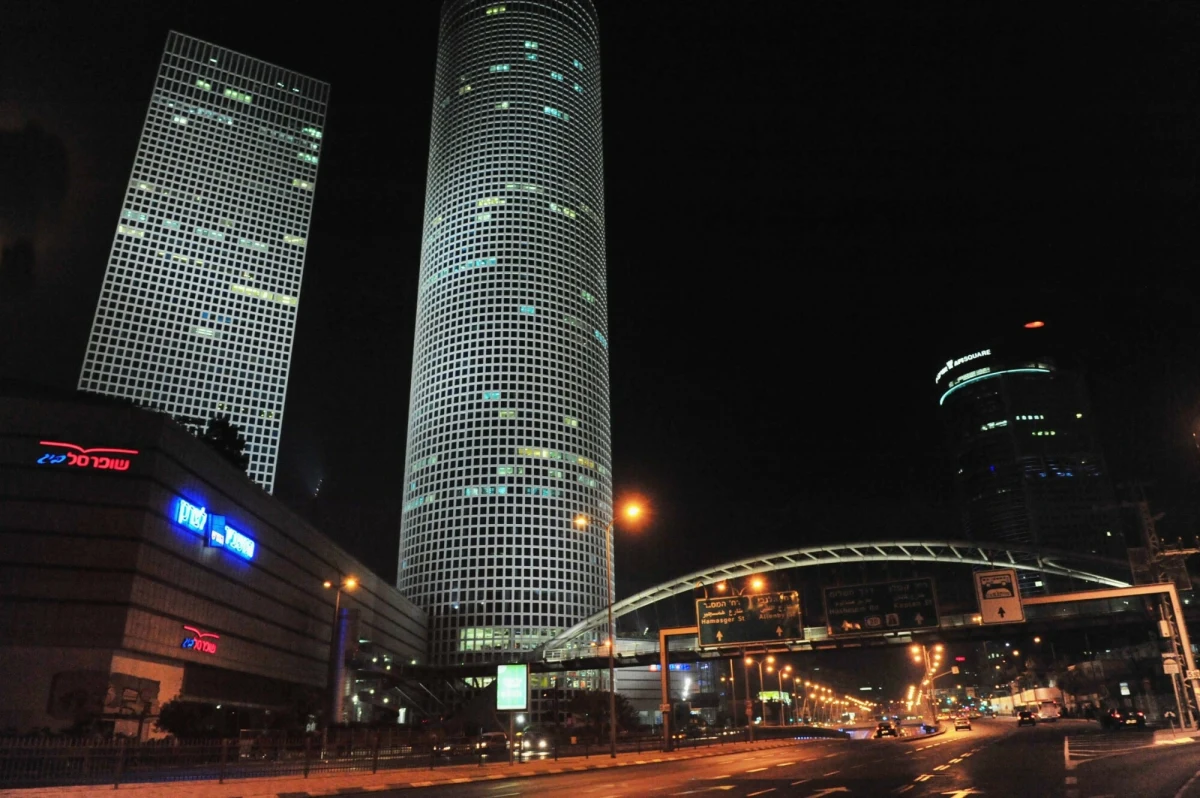 W Izraelu policja aresztowała pięciu izraelskich Arabów powiązanych z organizacją terrorystyczną Państwo Islamskie (ISIS). Są podejrzani o planowanie zamachu bombowego na centrum handlowe w Tel Awiwie.