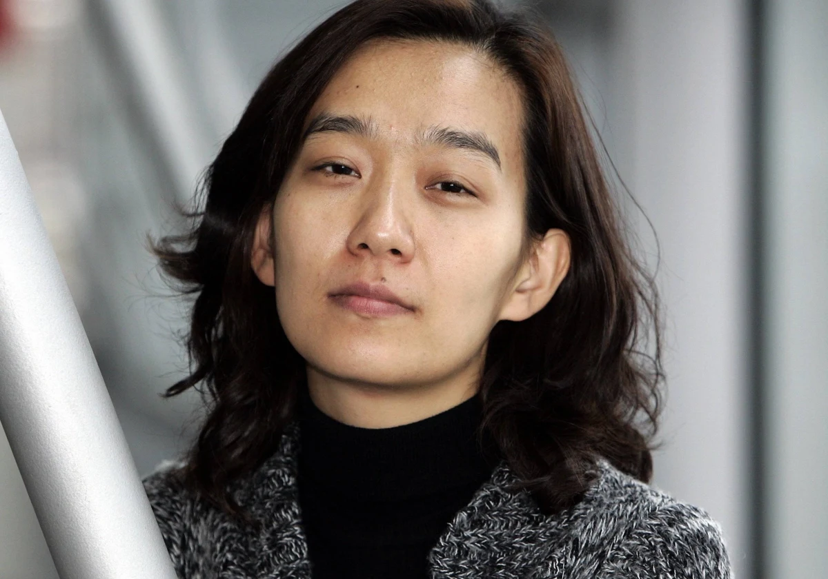 I już wszystko jasne: laureatką tegorocznej Nagrody Nobla w dziedzinie literatury została południowokoreańska pisarka Han Kang. Akademia Szwedzka wyróżniła ją za prozę "mierzącą się z historycznymi traumami i odsłaniającą kruchość ludzkiego życia". W naszym kraju ukazały się w tłumaczeniu takie jej książki jak "Nie mówię żegnaj", "Nadchodzi chłopiec" i "Biała elegia".