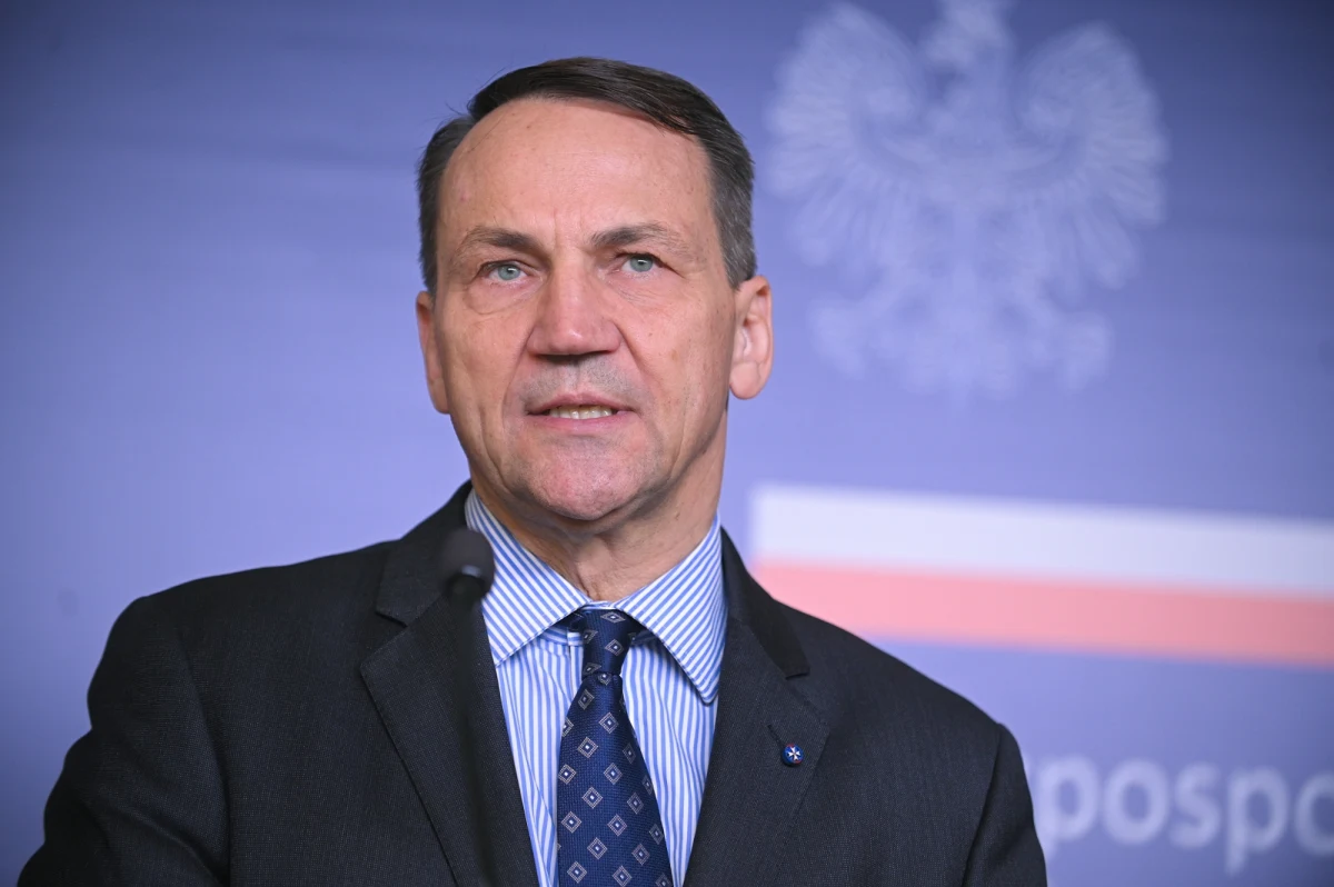 "Potwierdzamy, że szczególnie w latach 2018-2023 w MSZ utracono kontrolę nad systemem wizowym" - powiedział szef MSZ Radosław Sikorski, nawiązując do raportu NIK. Dodał, że resort pod jego kierownictwem uszczelnia system wizowy oraz bierze udział w przygotowaniu kompleksowej polityki migracyjnej Polski.