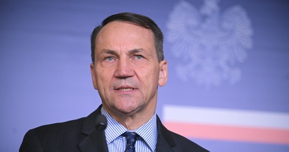 "Potwierdzamy, że szczególnie w latach 2018-2023 w MSZ utracono kontrolę nad systemem wizowym" - powiedział szef MSZ Radosław Sikorski, nawiązując do raportu NIK. Dodał, że resort pod jego kierownictwem uszczelnia system wizowy oraz bierze udział w przygotowaniu kompleksowej polityki migracyjnej Polski.