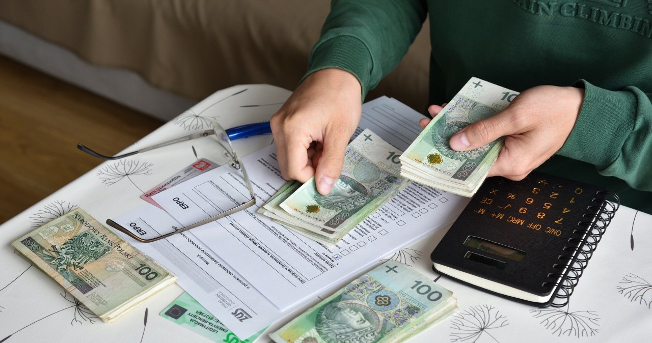 Świadczenia po urodzeniu dziecka. Ile mogą dostać rodzice?