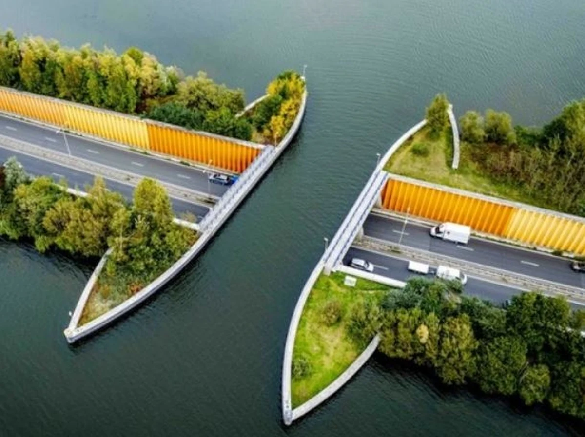 Zachwyca swoim wyglądem, przeczy prawom fizyki i wychodzi poza wszelkie schematy. Ma 25 m długości, 19 m szerokości i 3 m głębokości. Akwedukt Veluwemeer w Holandii to jedno z najbardziej zaskakujących rozwiązań inżynieryjnych na świecie. Pozwala on na przepływ wody nad autostradą N302, a tym samym umożliwia swobodne kursowanie statków. 