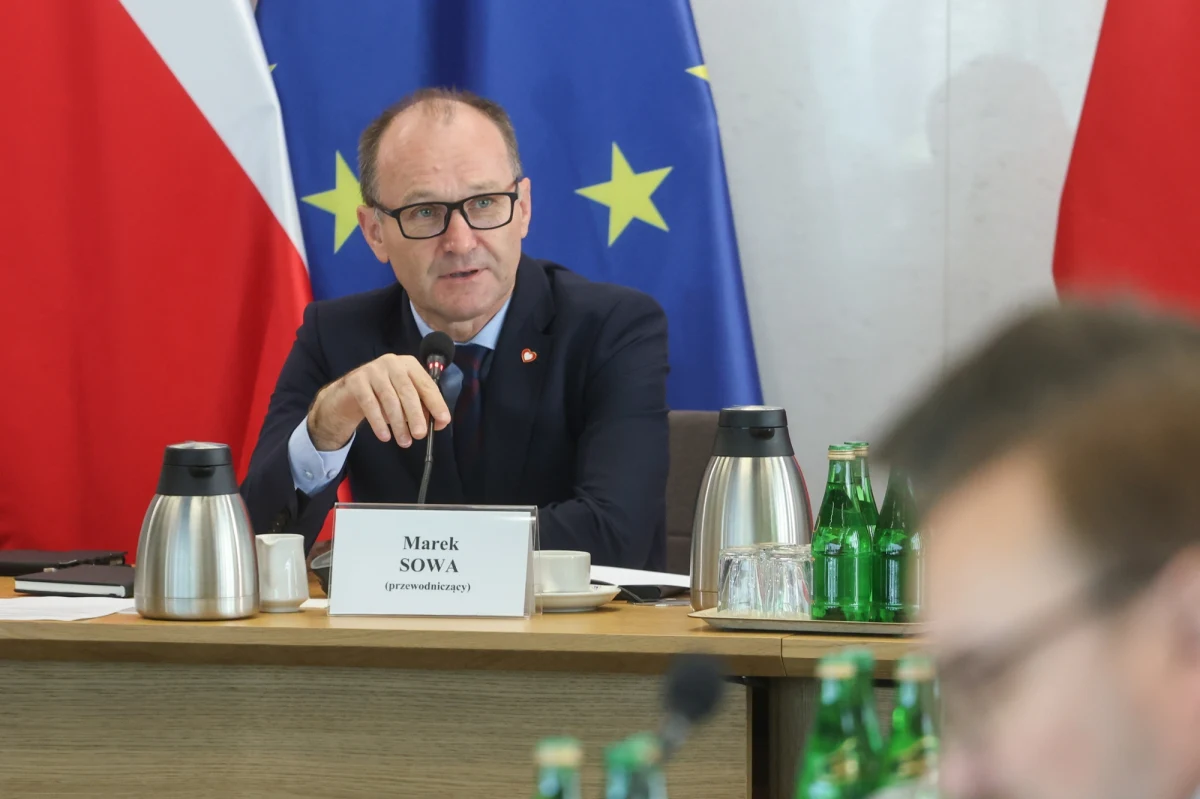 Na pewno będą zawiadomienia do prokuratury w sprawie afery wizowej i to będzie ich całkiem sporo, bo mamy do czynienia z całkowitym brakiem nadzoru - mówił w Radiu RMF24 Marek Sowa, szef sejmowej komisji śledczej.
"Nie jest tajemnicą, że na pewno będzie zawiadomienie dotyczące ministra Zbigniewa Raua" - zaznaczył poseł.