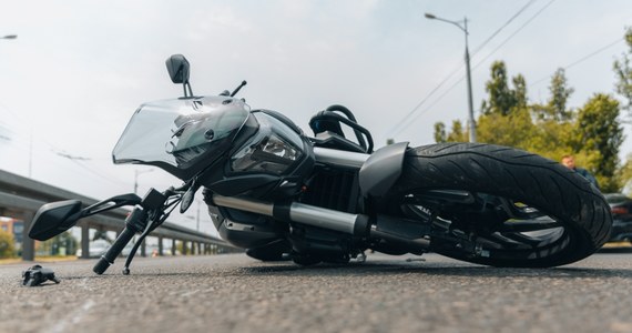 Do śmiertelnego wypadku doszło na drodze nr 902 w Rudzie Śląskiej w kierunku Zabrza w woj. śląskim. Na miejscu pracują policjanci, droga jest całkowicie zablokowana.