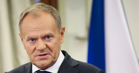 Premier Donald Tusk nazwał miażdżącym zaprezentowany w czwartek raport NIK dotyczący tzw. afery wizowej. "Już po ataku na Ukrainę prawie dwa tysiące Rosjan dostało polskie wizy, często z naruszeniem prawa i wbrew sankcjom; gdzie wtedy byliście panowie Duda, Kaczyński i Morawiecki?!" - zapytał.