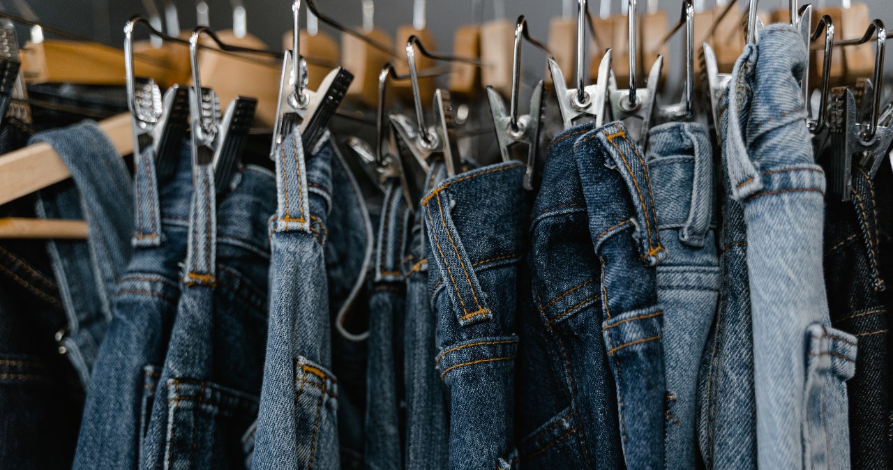 To najlepsze jeansy dla pań po 50-tce. Optycznie wysmuklają i modelują nogi