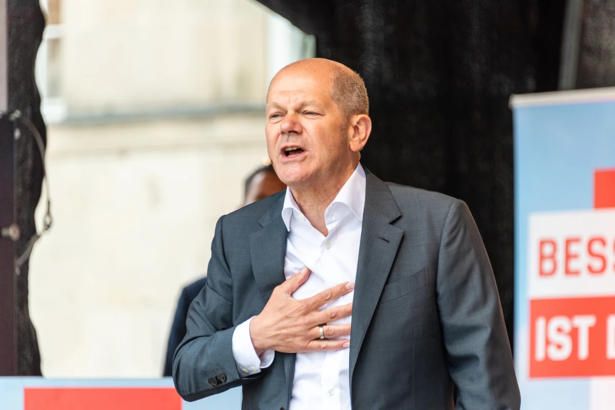 ​Kanclerz Olaf Scholz zapowiedział dalsze dostawy niemieckiej broni do Izraela. "Dostarczaliśmy broń i będziemy ją dostarczać" - powiedział w czwartek Scholz w Bundestagu podczas debaty z okazji rocznicy ataku terrorystycznego Hamasu na Izrael.