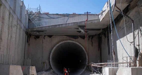 Około godz. 20.00 w czwartek zostanie zamknięta ulica Drewnowska w Łodzi. Powodem jest budowa tunelu kolejowego pod miastem. Droga nie będzie dostępna dla ruchu przez najbliższe prawie dwa tygodnie.