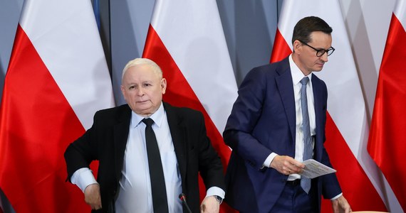 Sejmowa komisja śledcza ds. wyborów kopertowych przyjęła raport końcowy ze swoich prac. Wynika z niego, że skieruje do prokuratury zawiadomienia o podejrzeniu popełnienia przestępstwa m.in. przez Mateusza Morawieckiego, Jarosława Kaczyńskiego i Michała Dworczyka. 