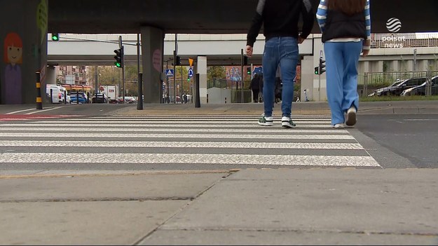 Tomasz U., który cztery lata temu wsiadł za kółko autobusu miejskiego w Warszawie pod wpływem amfetaminy i zjechał z wiaduktu - znów doprowadził do tragedii. Policja twierdzi, że potrącił 48-latka na pasach i uciekł. Auto prowadził, choć ma dożywotni zakaz.Materiał dla "Wydarzeń" przygotował Monika Celej. 