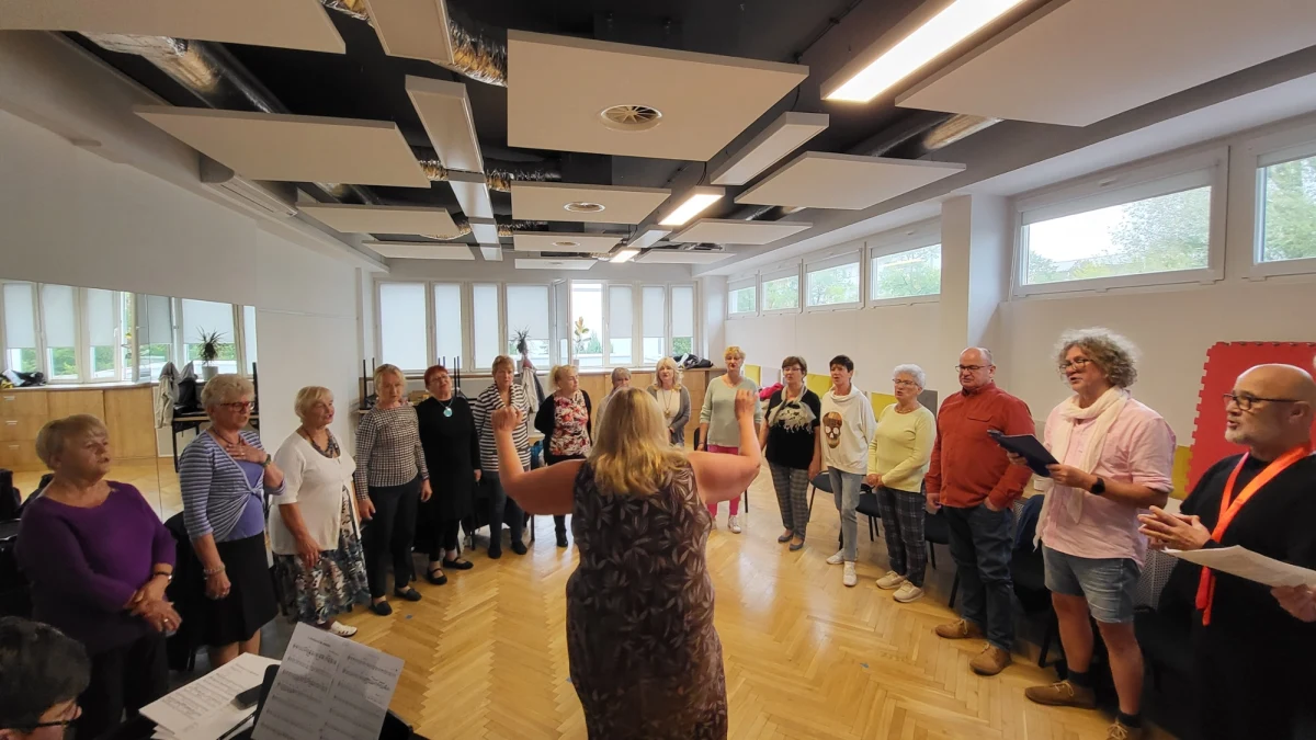 Same o sobie mówią, że są wiecznie młode, a wiek to tylko liczba. Seniorki z Poznania, występujące w chórze Poznańskie Senioritki, obchodzą w tym roku swój dziesiąty jubileusz. Już jutro w Auli Artis w Poznaniu odbędzie się specjalny koncert, na którym zaprezentują swoje wokalne umiejętności. Bo w życiu liczy się pasja - mówią z uśmiechem.