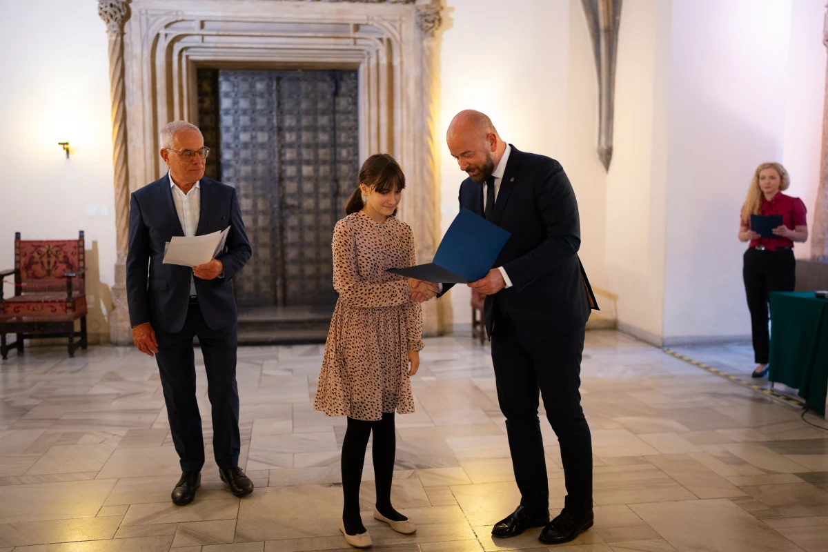 Od 500 do 700 złotych będą co miesiąc dostawać młodzi wrocławianie, którzy wyróżniają się uzdolnieniami artystycznymi. Prezydent Wrocławia wręczył dziś stypendia.