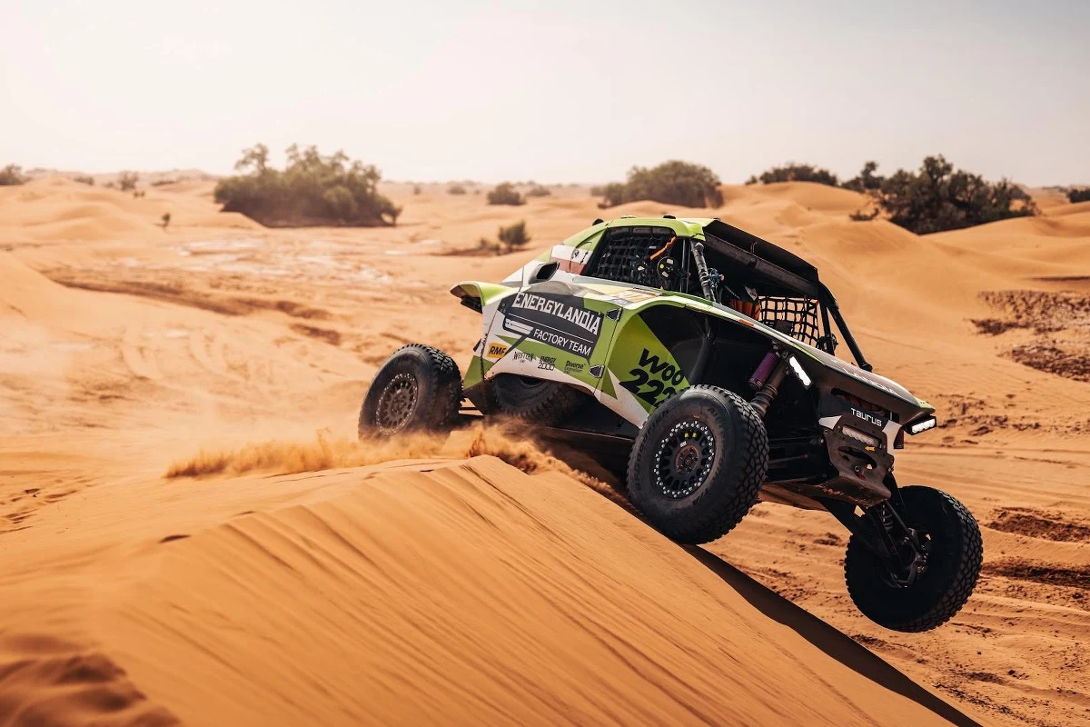 Czwartkowy etap Rajdu Maroka oznaczał dla zawodników pętlę z początkiem i końcem na biwaku w pobliżu miejscowości Bouarfa. Podczas czwartego etapu rajdu zawodnicy wyruszyli na północny-zachód od bazy rajdu. Mieli dziś do przejechania krótką dojazdówkę o długości zaledwie 62 kilometrów i odcinek specjalny o długości 315 kilometrów. Dużo rywalizacji, mało dojazdówek - to coś, co zawodnicy lubią najbardziej. 