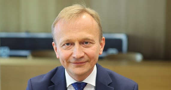 Parlament Europejski opublikował oświadczenie polskiego kandydata na unijnego komisarza Piotra Serafina, z którego wynika brak konfliktu interesów w odniesieniu do funkcji, o którą się ubiega, a także pytania, które zadadzą mu eurodeputowani podczas przesłuchania 7 listopada. Komisja prawna PE nie dopatrzyła się konfliktu interesów u żadnego z kandydatów na komisarzy UE.