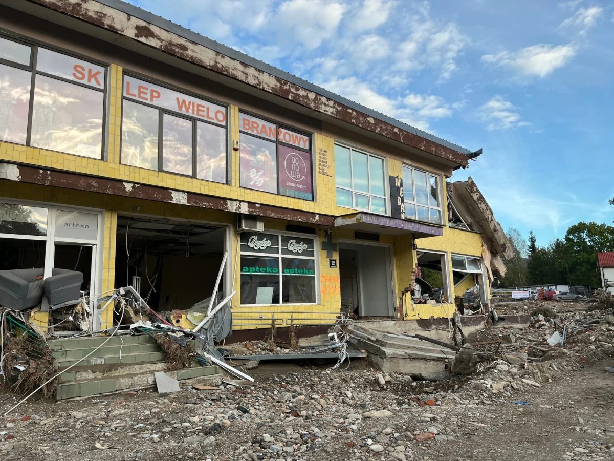 Podczas powodzi ucierpiało 170 przedsiębiorców z samego Stronia Śląskiego. Mimo że rząd obiecał im pomoc finansową, wielu zastanawia się, czy warto budować biznes od nowa, kiedy wciąż istnieje zagrożenie kolejnym zalaniem.