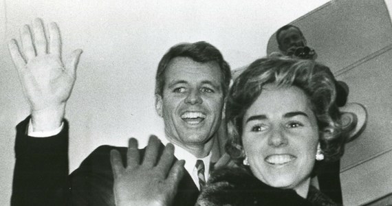 ​Zmarła Ethel Kennedy, wdowa po zamordowanym w 1968 roku Robercie Kennedym, byłym prokuratorze generalnym USA i kandydacie na prezydenta. Miała 96 lat. W sondażu Gallupa uznano ją za najbardziej podziwianą kobietę Ameryki - podał w środę "New York Times".