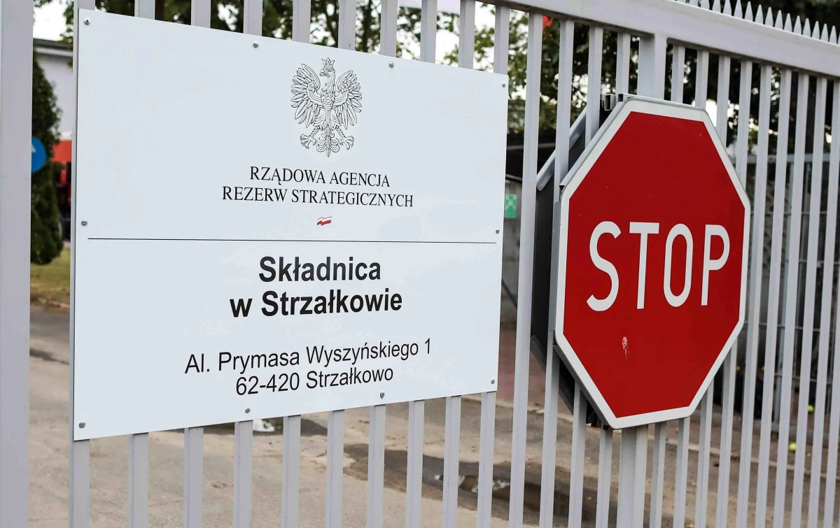 Trzy zarzuty usłyszał Hubert B., były dyrektor Biura Zakupów Agencji Rezerw Materiałowych (obecnej Rządowej Agencji Rezerw Strategicznych) - przekazała Prokuratura Krajowa. W środę został on zatrzymany przez Centralne Biuro Antykorupcyjne. W ramach śledztwa dotyczącego tej rządowej agencji prokurator przedstawił zarzuty łącznie pięciu osobom.