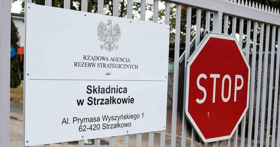 Trzy zarzuty usłyszał Hubert B., były dyrektor Biura Zakupów Agencji Rezerw Materiałowych (obecnej Rządowej Agencji Rezerw Strategicznych) - przekazała Prokuratura Krajowa. W środę został on zatrzymany przez Centralne Biuro Antykorupcyjne. W ramach śledztwa dotyczącego tej rządowej agencji prokurator przedstawił zarzuty łącznie pięciu osobom.