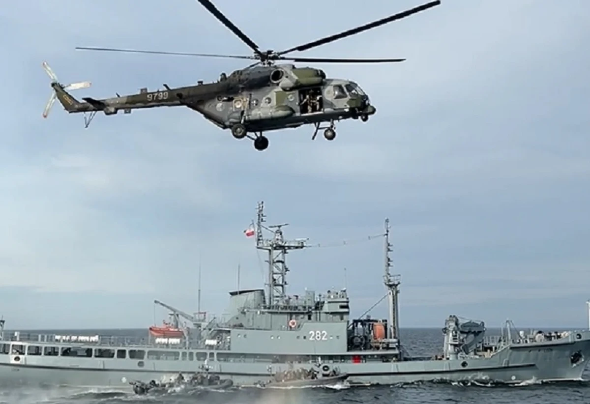 ​W Gdyni zakończyło się spotkanie szefów obrony państw Grupy Wyszehradzkiej, podczas którego omawiano m.in. współpracę w ramach NATO i Unii Europejskiej, transformację sił zbrojnych oraz kluczowe zagadnienia związane z bezpieczeństwem w regionie. Odbyły się również manewry sił specjalnych. "Żyjemy w bardzo niebezpiecznych czasach. Nasza gotowość musi być nie tylko sprawdzana, również demonstrowana - temu służą tego typu ćwiczenia" - powiedział szef Sztabu Generalnego Wojska Polskiego gen. Wiesław Kukuła.