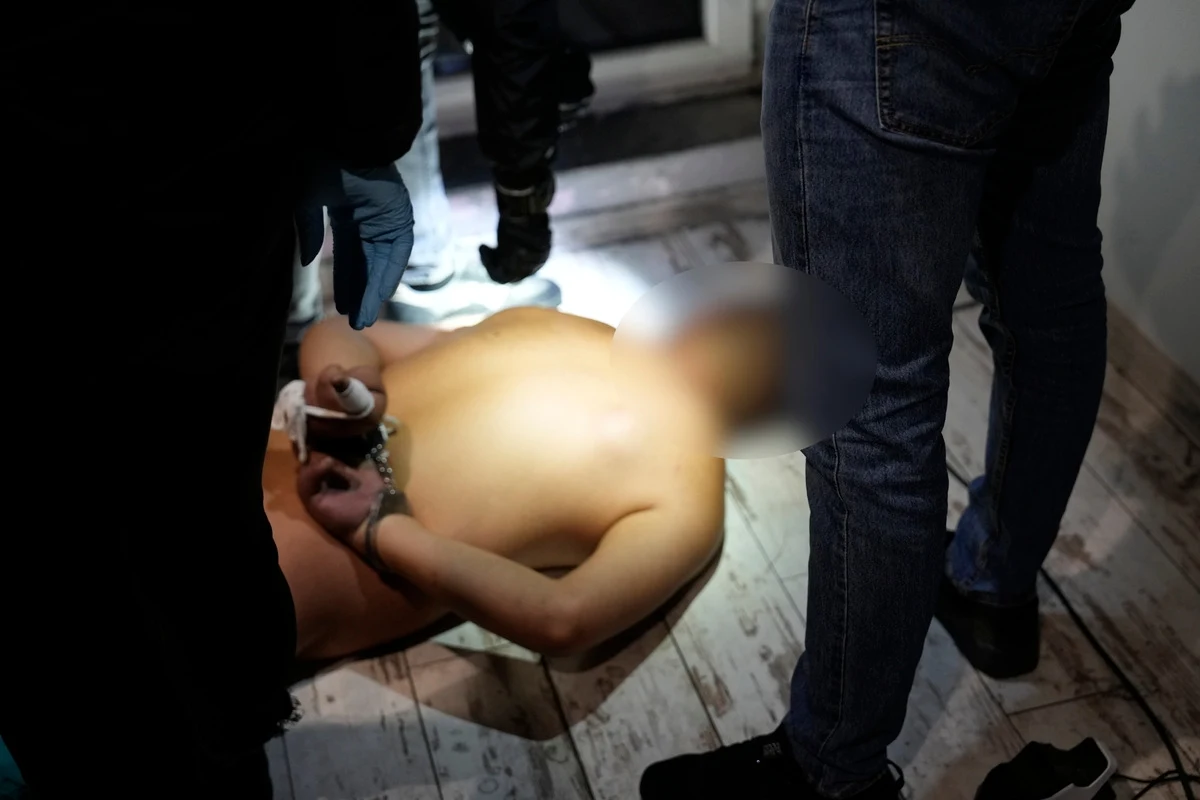 Policjanci zatrzymali 29-letniego mężczyznę podejrzanego o zabójstwo, do którego doszło pod koniec września w Parku Dębnickim w Krakowie. Sprawca przy użyciu ostrego narzędzia pozbawił życia 41-latka. Dziś ma usłyszeć zarzuty.