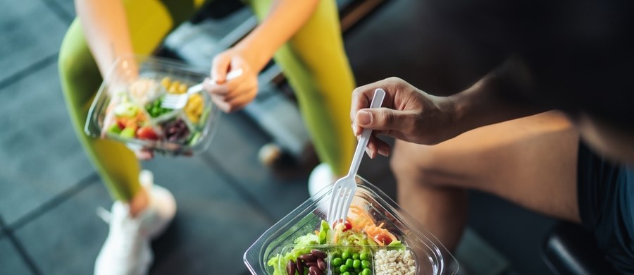 W walce z otyłością i nadwagą kluczowa jest dieta. Aczkolwiek, niektóre jej składniki „odchudzają” tylko z pozoru. Dietetyczka z Los Angeles Ilana Muhlstein ujawnia, które produkty - uważane powszechnie za zdrowe - mają dużo kalorii i mogą utrudnić Ci zrzucenie kilogramów. 